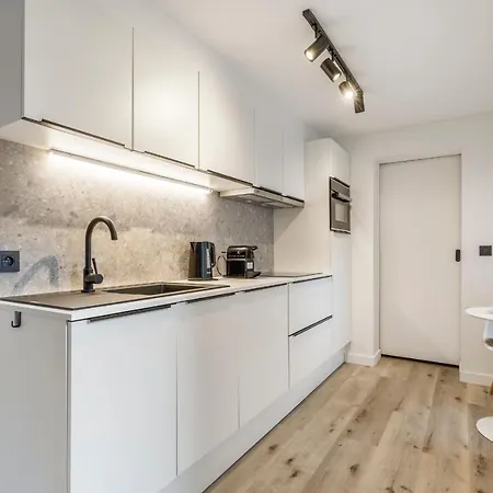 Apartmán Cosy, Furnished & Renovated Flat With Outside Lounge