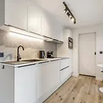 Apartment Cosy, Furnished & Renovated Flat With Outside Lounge