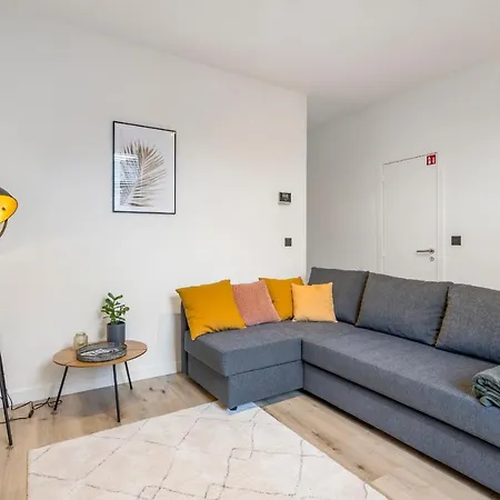 Cosy, Furnished & Renovated Flat With Outside Lounge *