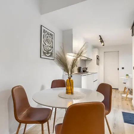 Apartment Cosy, Furnished & Renovated Flat With Outside Lounge *