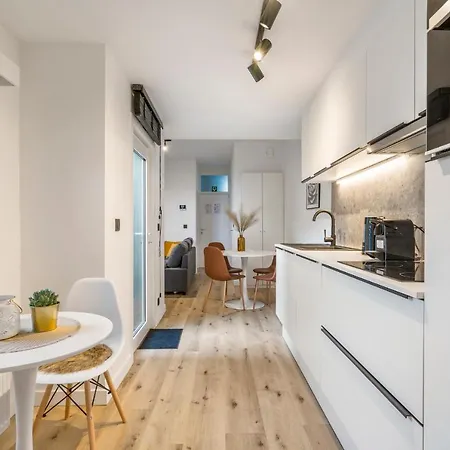 Cosy, Furnished & Renovated Flat With Outside Lounge Appartement *