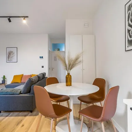Cosy, Furnished & Renovated Flat With Outside Lounge Apartment