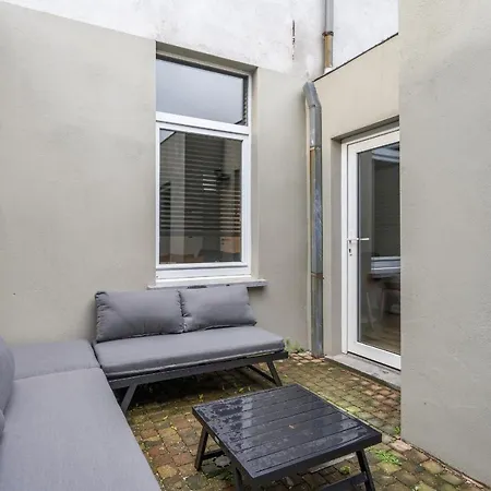 Cosy, Furnished & Renovated Flat With Outside Lounge Apartment