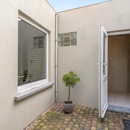 Cosy, Furnished & Renovated Flat With Outside Lounge
