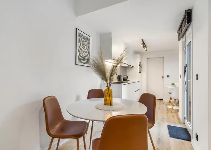 Lägenhet Cosy, Furnished & Renovated Flat With Outside Lounge *