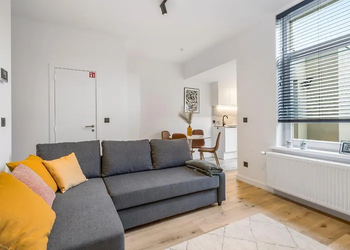 Cosy, Furnished & Renovated Flat With Outside Lounge *