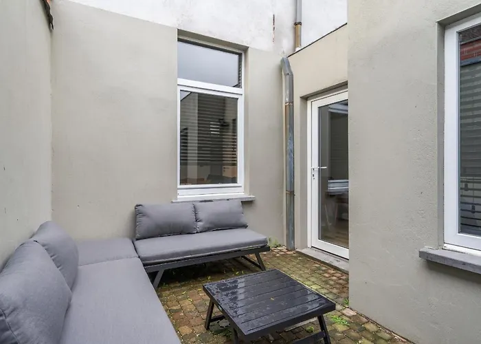 Cosy, Furnished & Renovated Flat With Outside Lounge Lägenhet