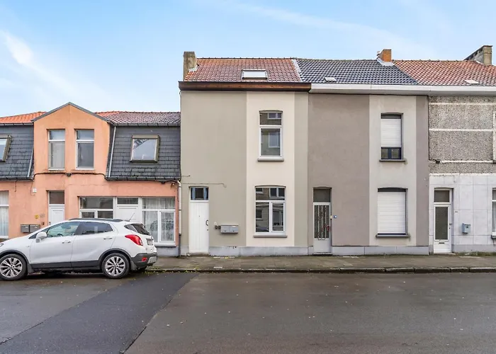 Lägenhet Cosy, Furnished & Renovated Flat With Outside Lounge