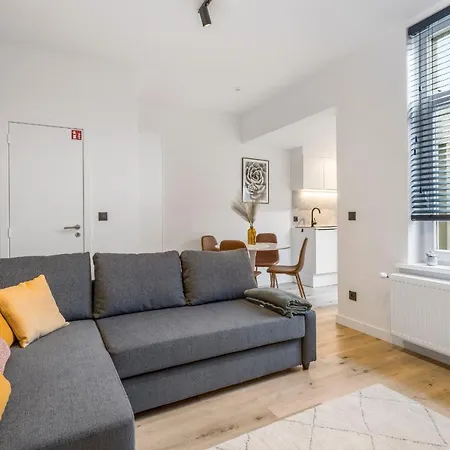 Cosy, Furnished & Renovated Flat With Outside Lounge *