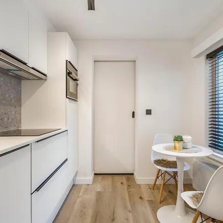 Cosy, Furnished & Renovated Flat With Outside Lounge خنت